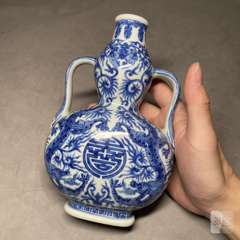 清乾隆 青花双龙捧寿绶带耳葫芦瓶 - 图8